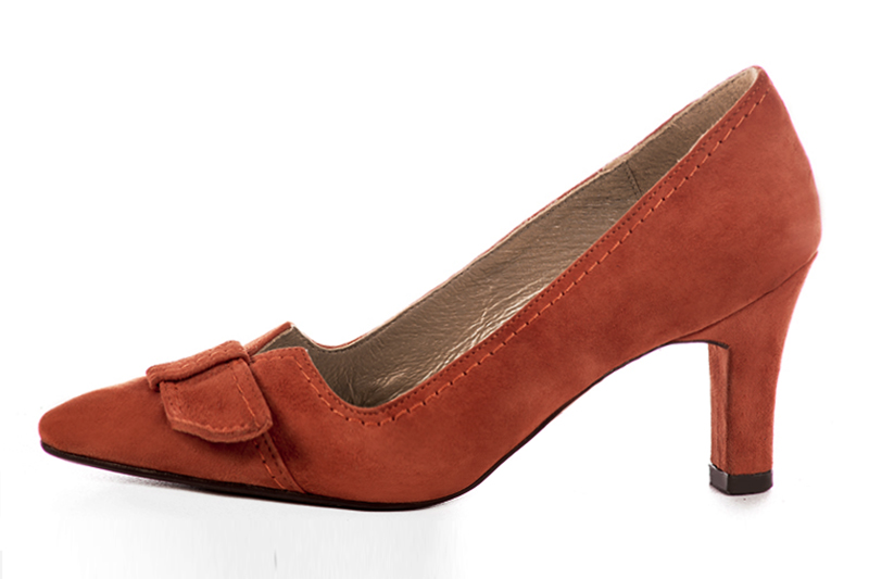 Terracotta orange women's dress pumps, with a knot on the front. Tapered toe. High kitten heels. Profile view - Florence KOOIJMAN